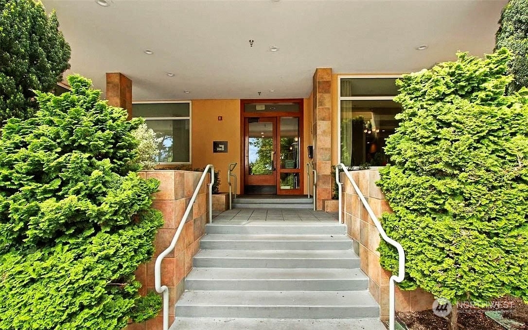 Property Photo:  108 2nd Avenue S 311  WA 98033 