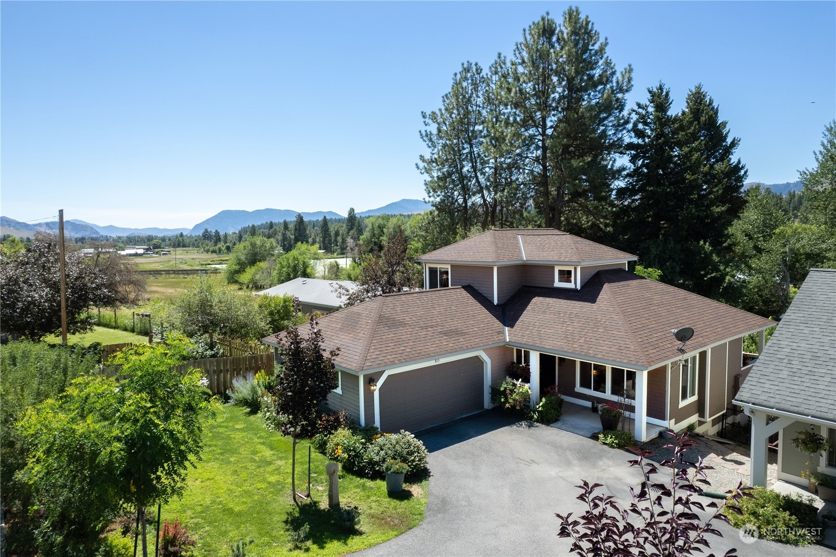815 Castle Avenue  Winthrop WA 98862 photo