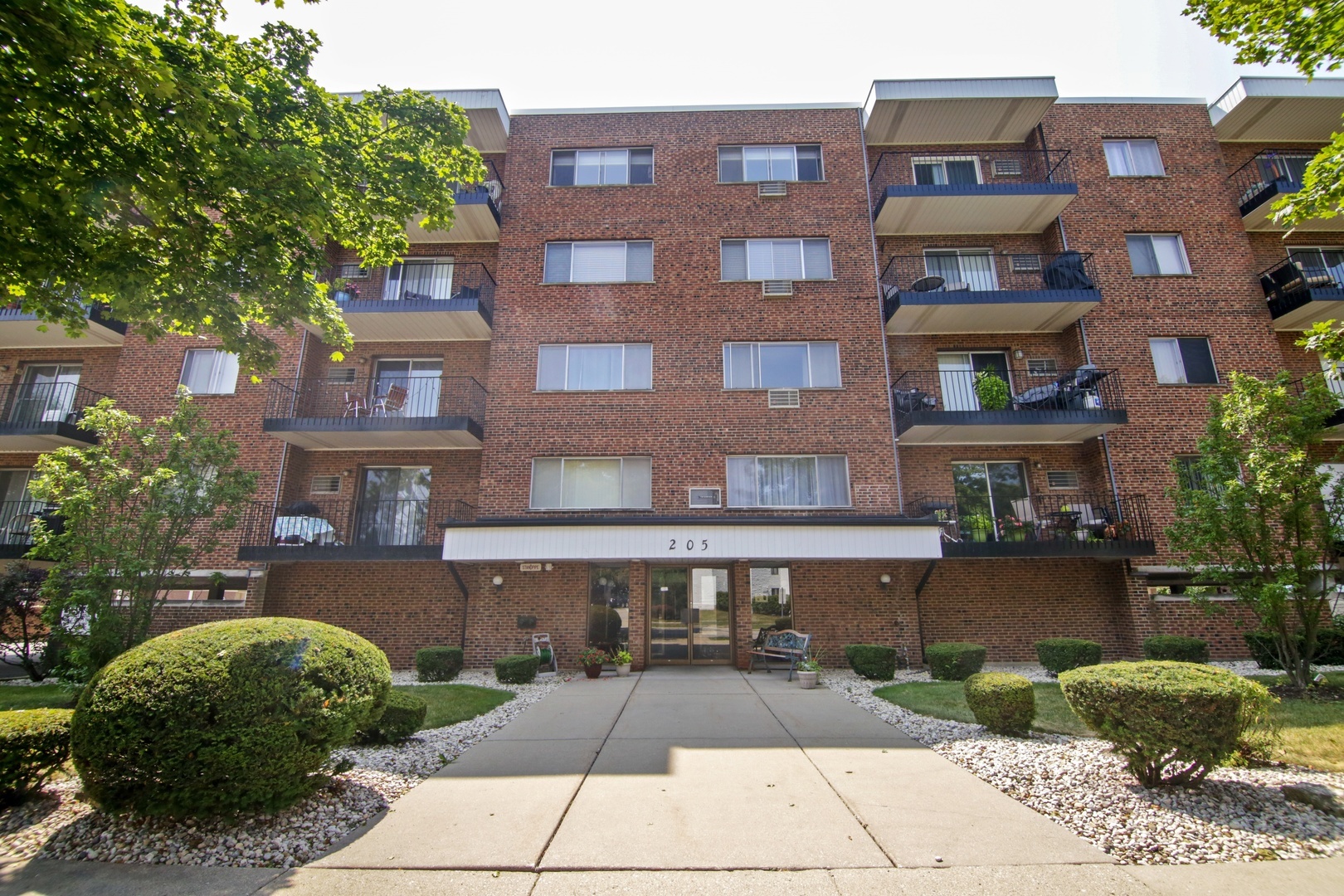 Property Photo: 205 W Miner Street 304 IL 60005