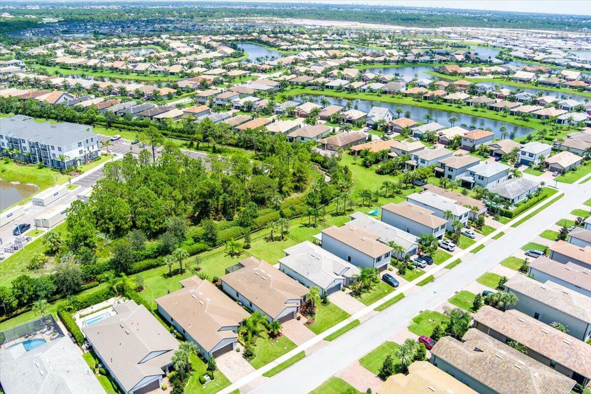Property Photo: 827 SE Villandry Way FL 34984