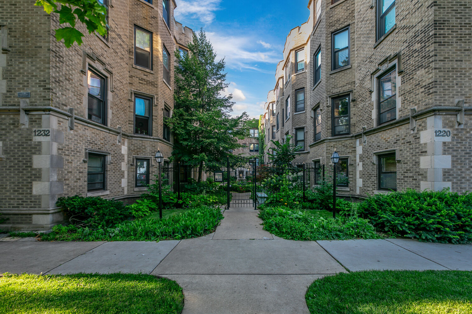 Property Photo: 1222 W Jarvis Avenue 2N IL 60626