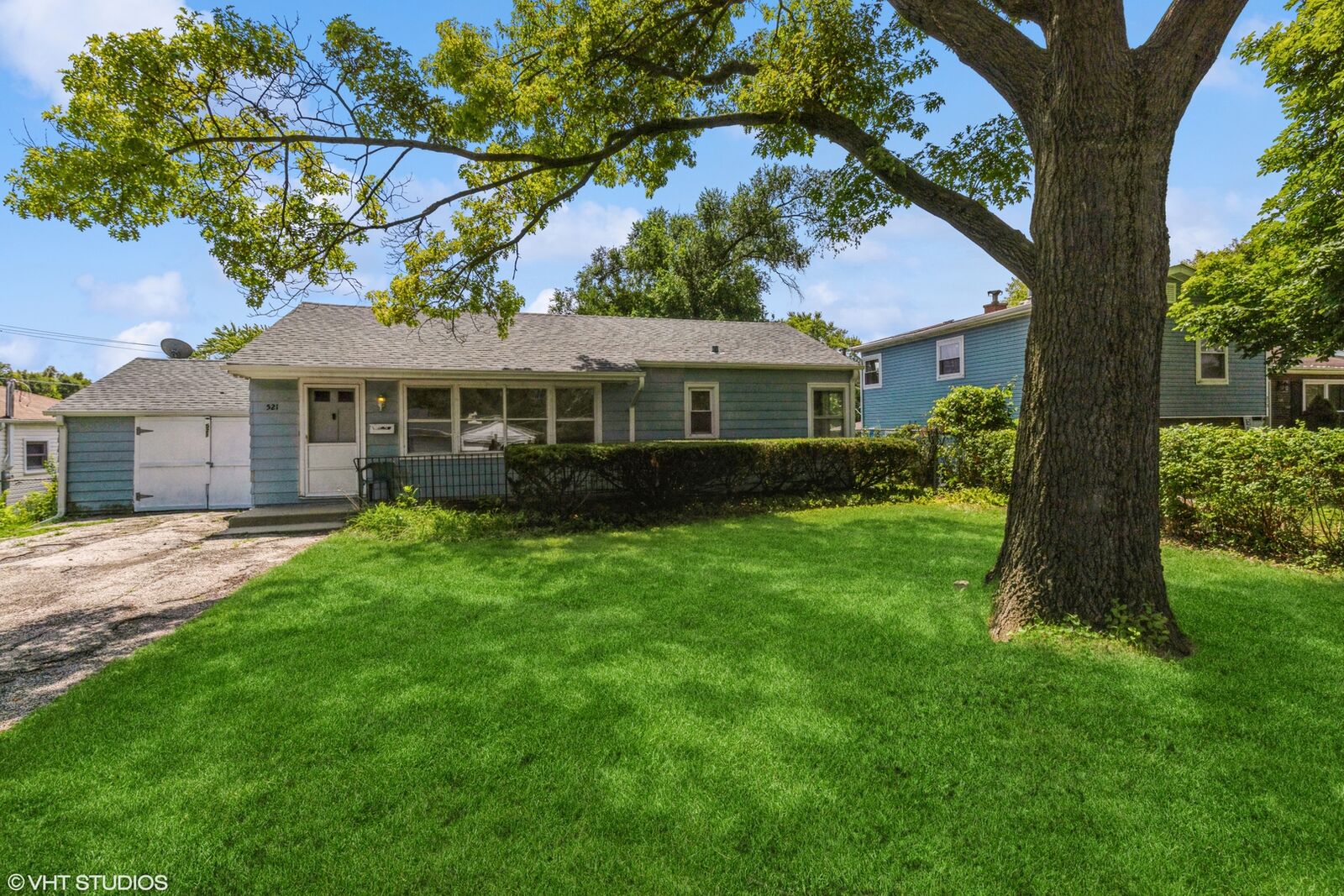 Property Photo:  521 E High Street  IL 60060 