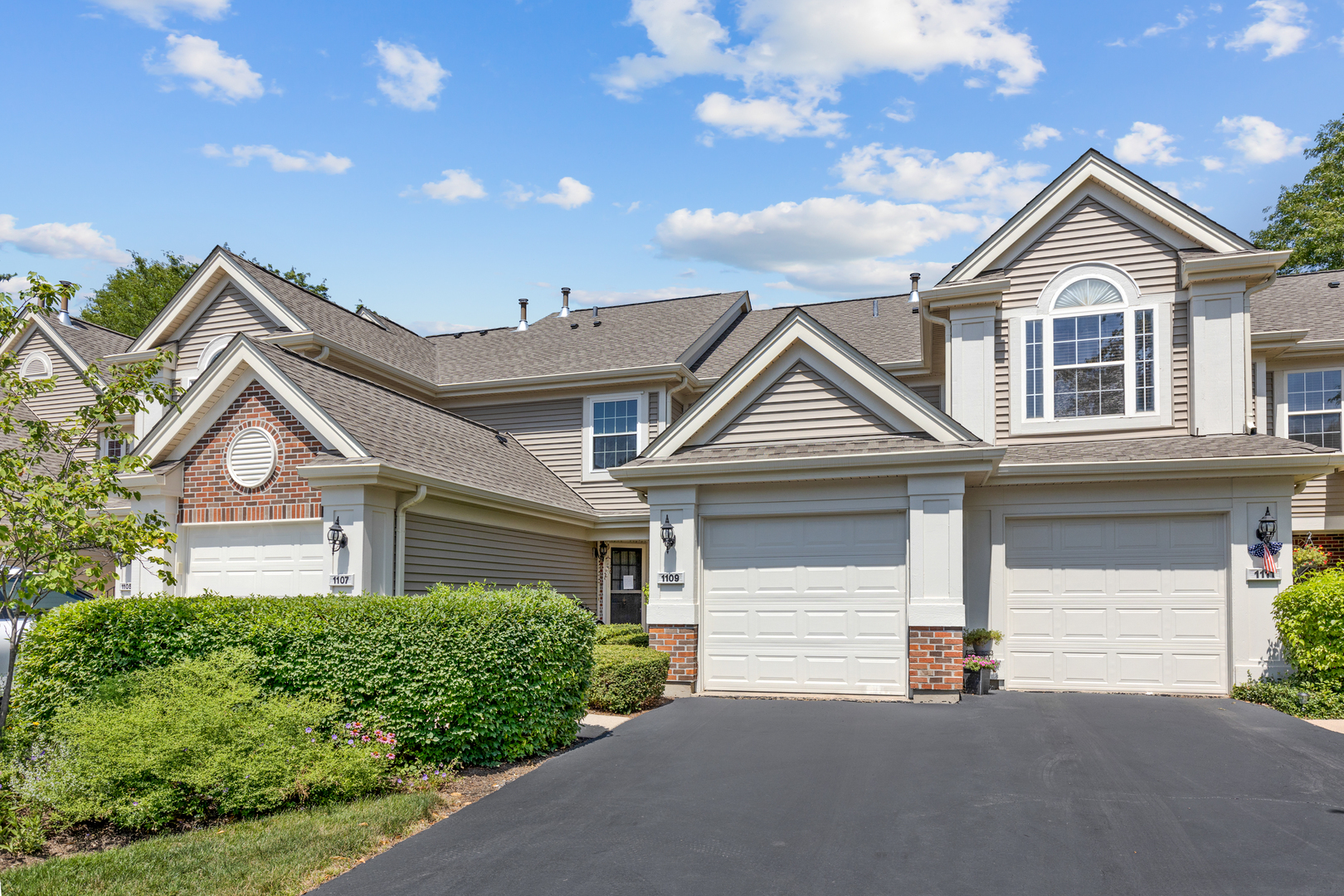 Property Photo:  1109 Talbots Lane  IL 60007 