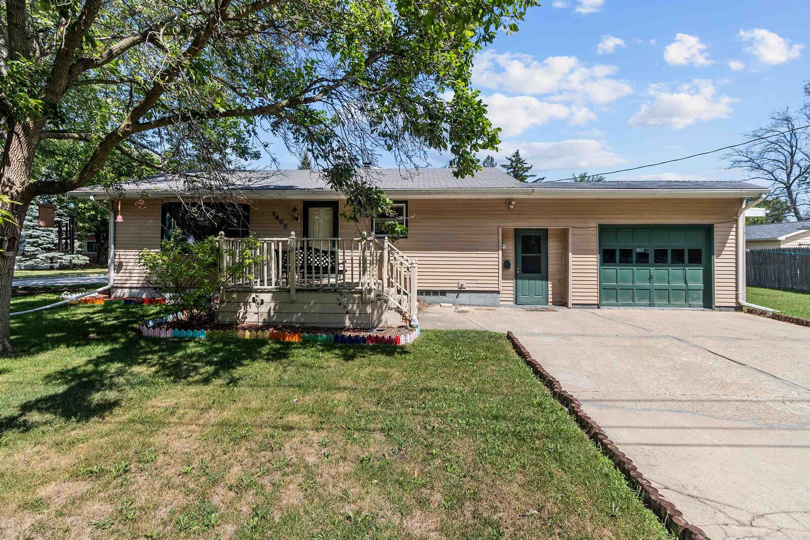 Property Photo: 1408 E Jardin Street WI 54911-5110