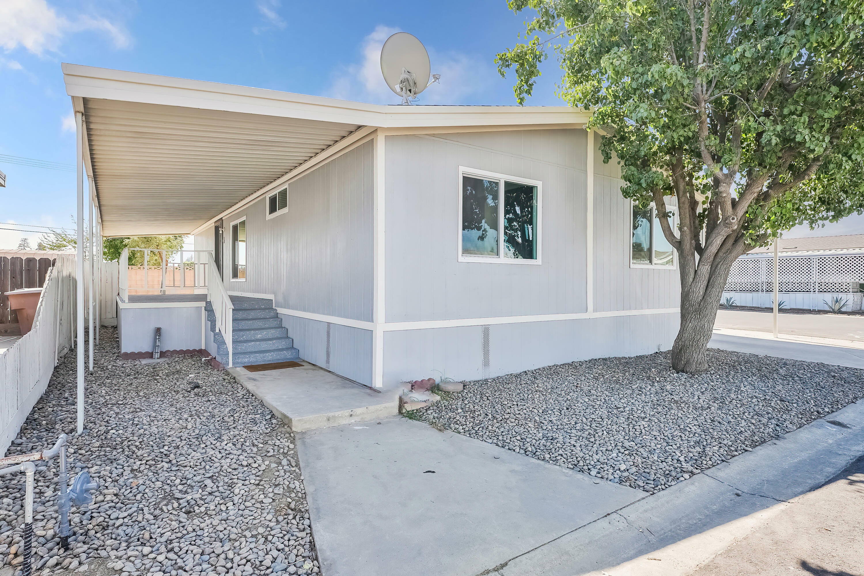 Property Photo: 975 N H Street 4 CA 93274