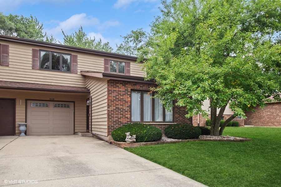 Property Photo:  306 B Brookdale Drive B  IL 60108 