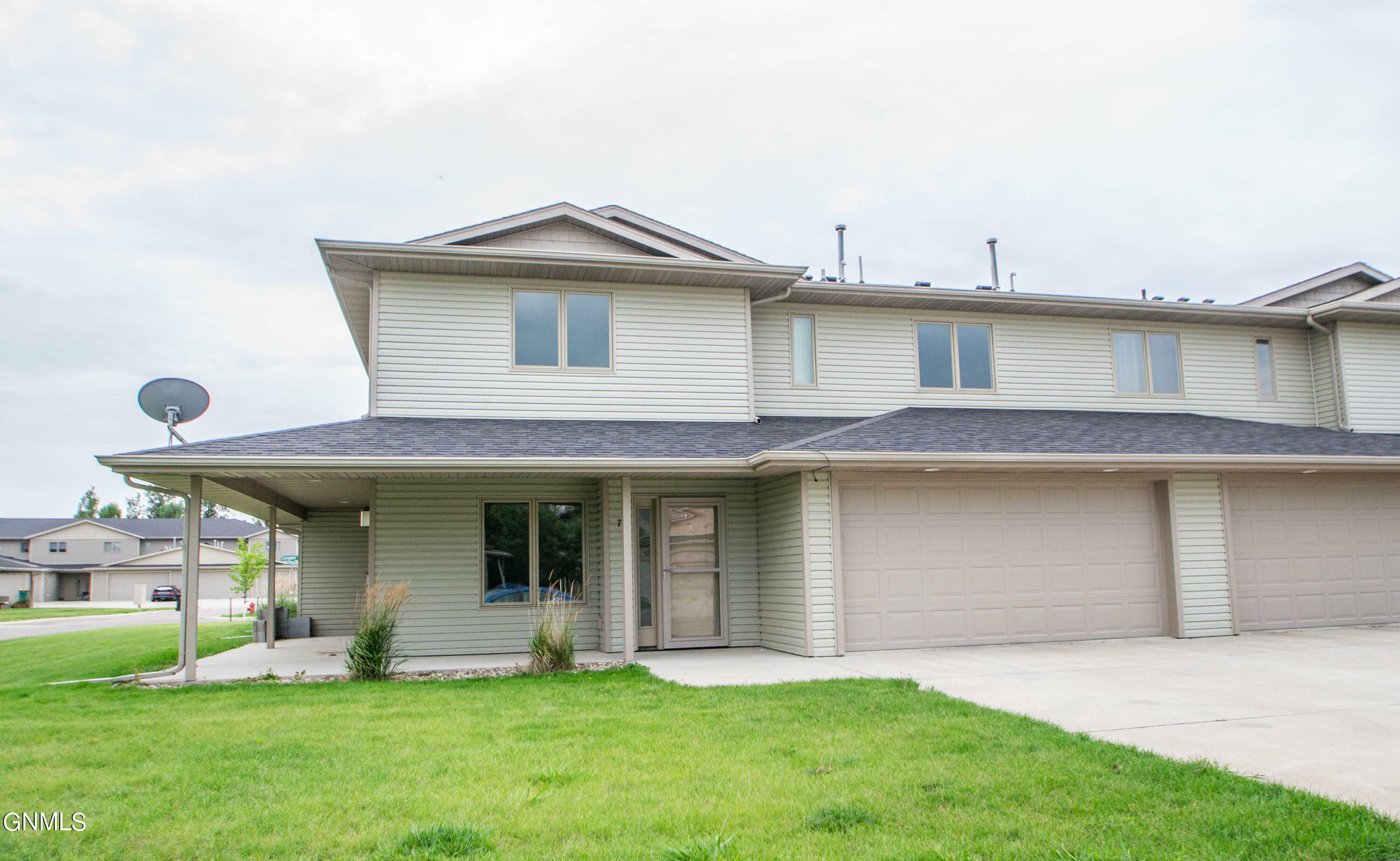 Property Photo:  719 Mayflower Drive  ND 58504 