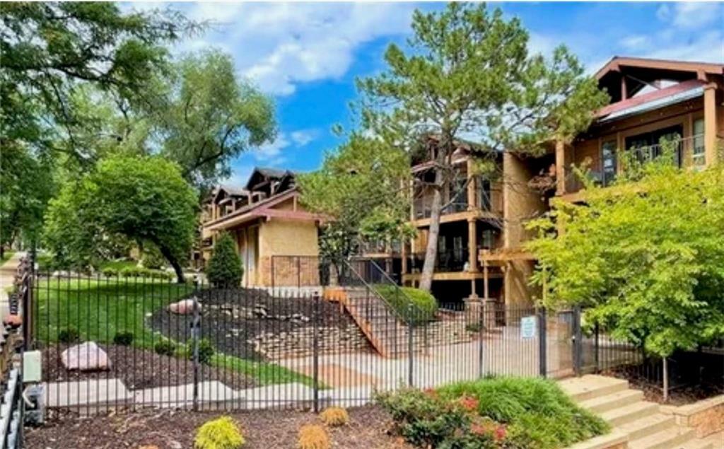Property Photo:  4727 Jarboe Street 106  MO 64112 