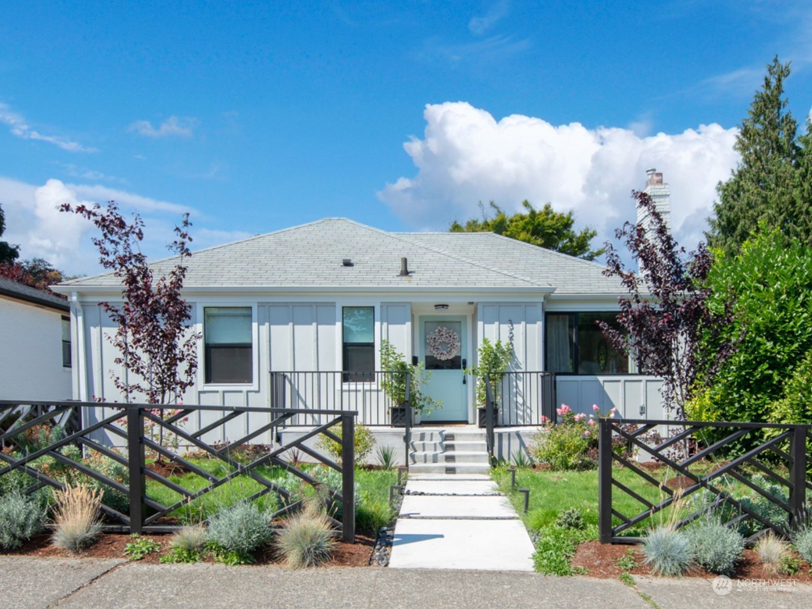 Property Photo:  3235 W Viewmont Way W  WA 98199 