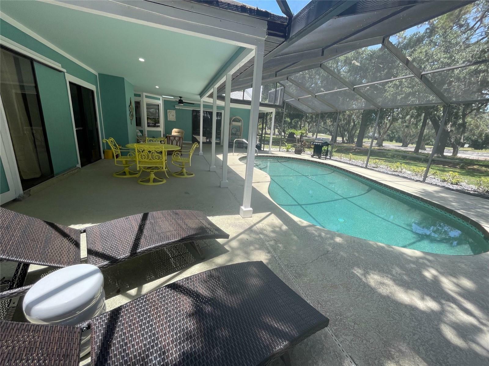 Property Photo:  5005 Canterbury Drive  FL 34243 