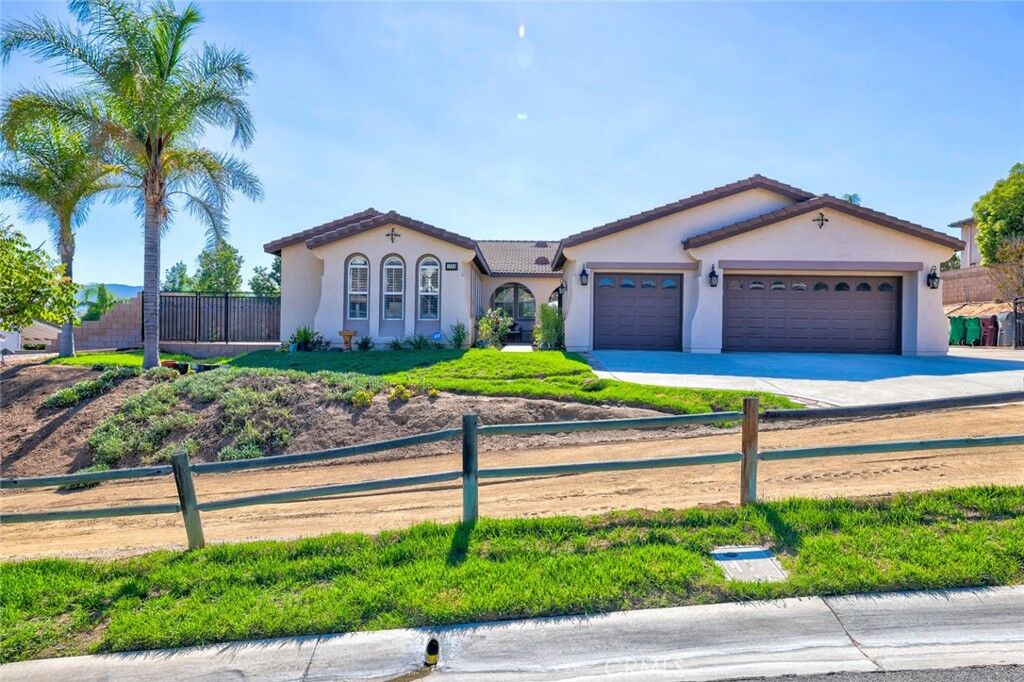 Property Photo:  1592 Clydesdale Court  CA 92860 