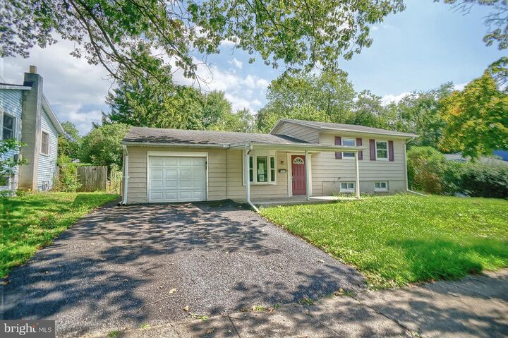 1040 Lakewood Drive  Harrisburg PA 17109 photo