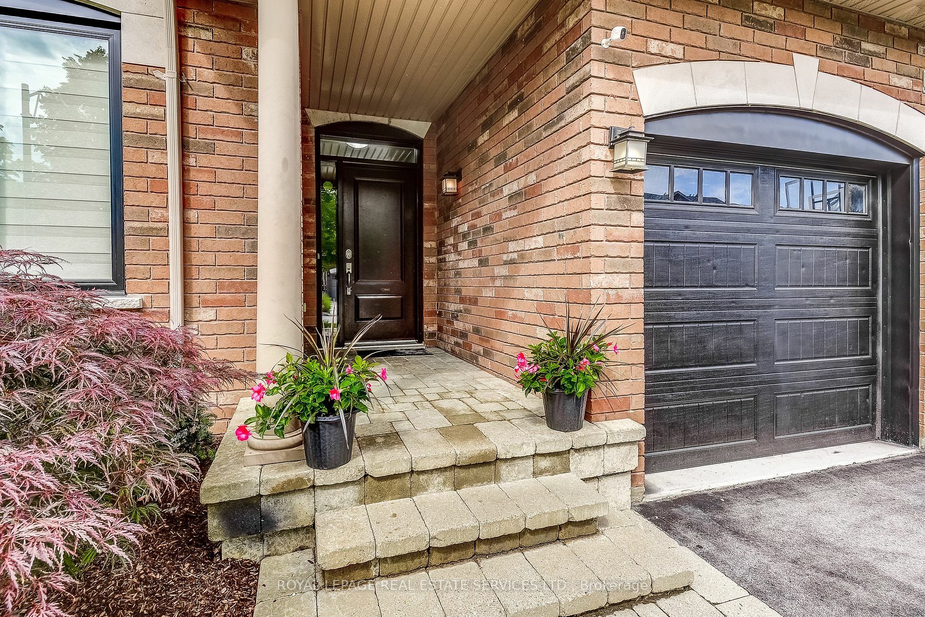 Property Photo: 2221 Whitecliffe Way ON L6M4W2