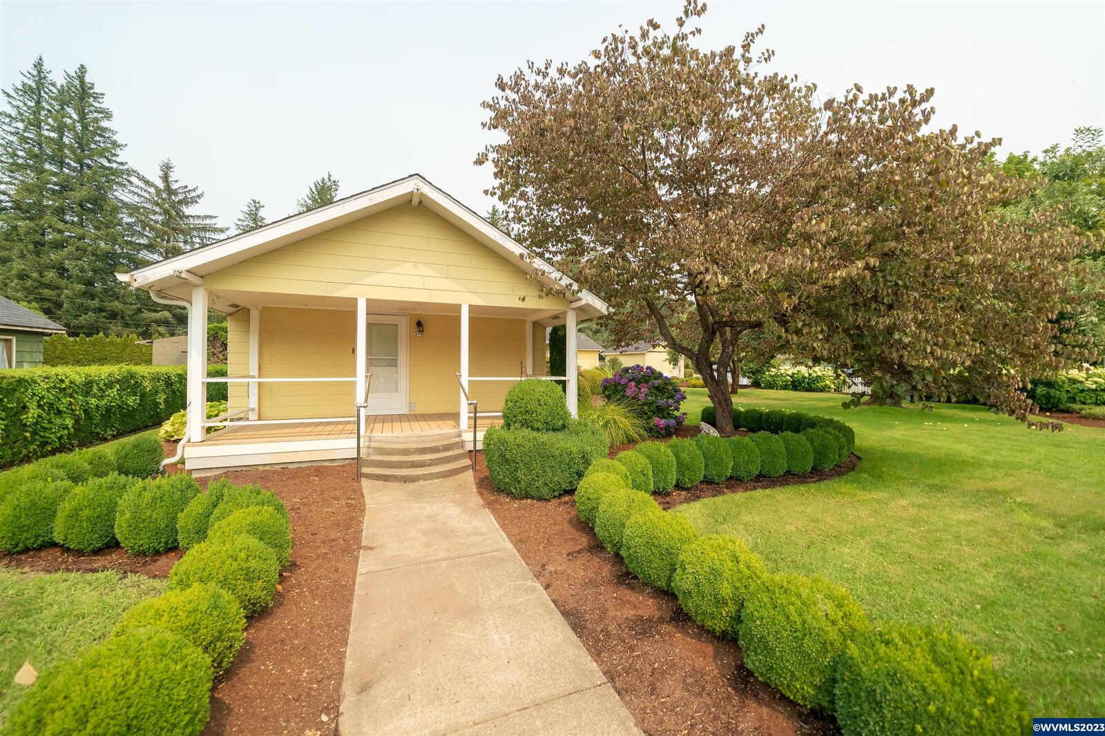 Property Photo: 379 SE Grove St OR 97360