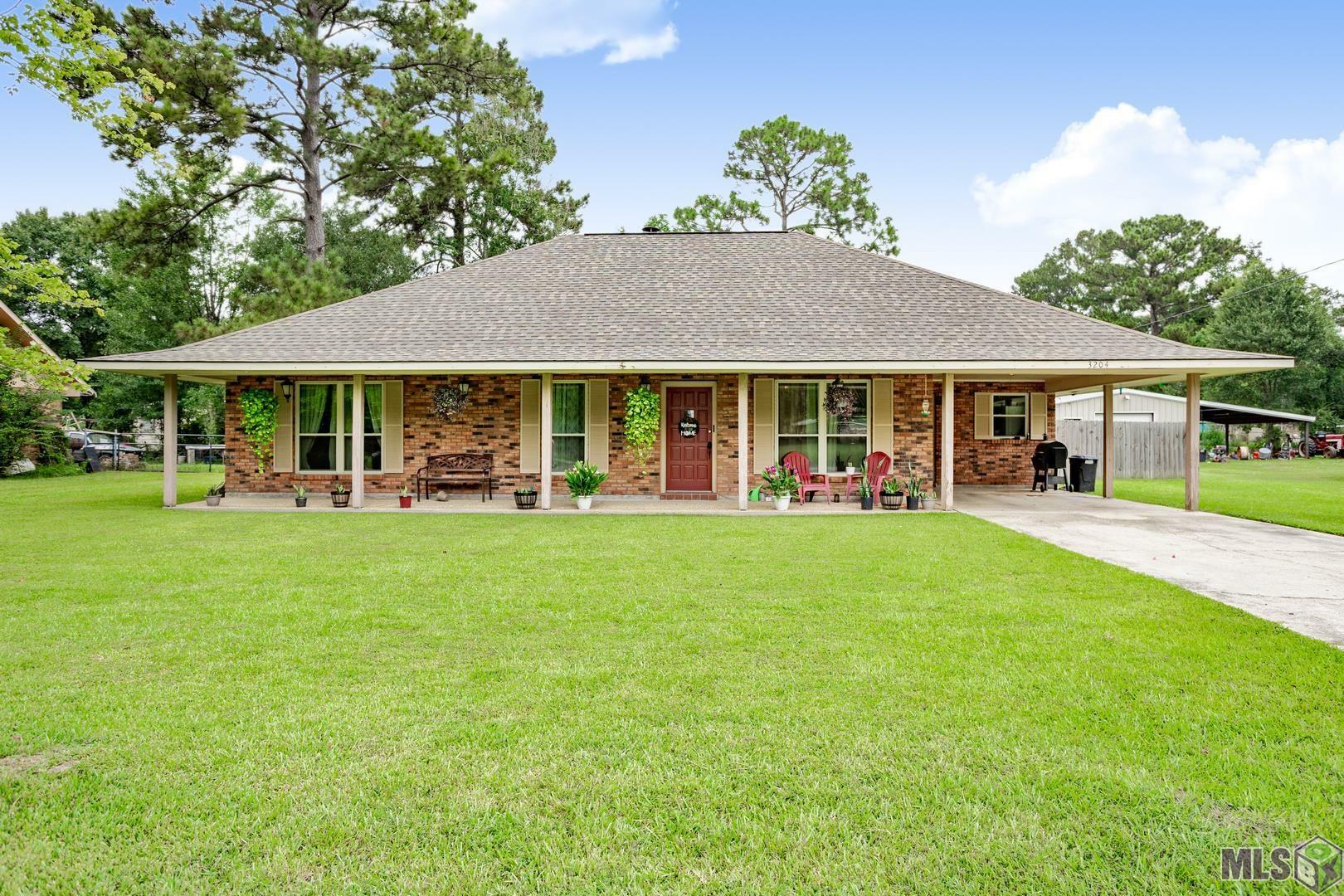 Property Photo: 3204 Meadowood Dr LA 70777