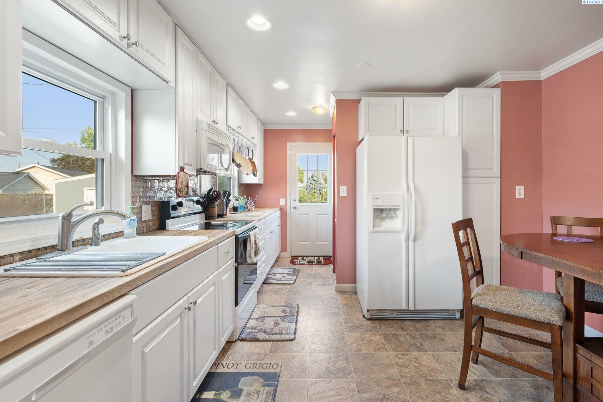Property Photo: 402 Rossell Ave. WA 99352