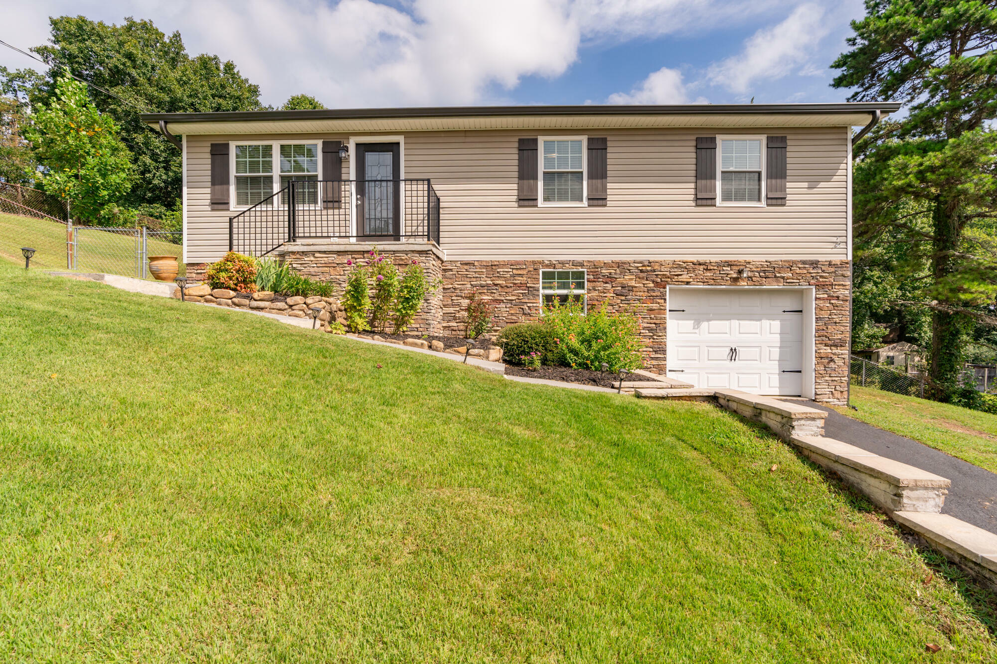 Property Photo:  911 Crest Dr  GA 30707 