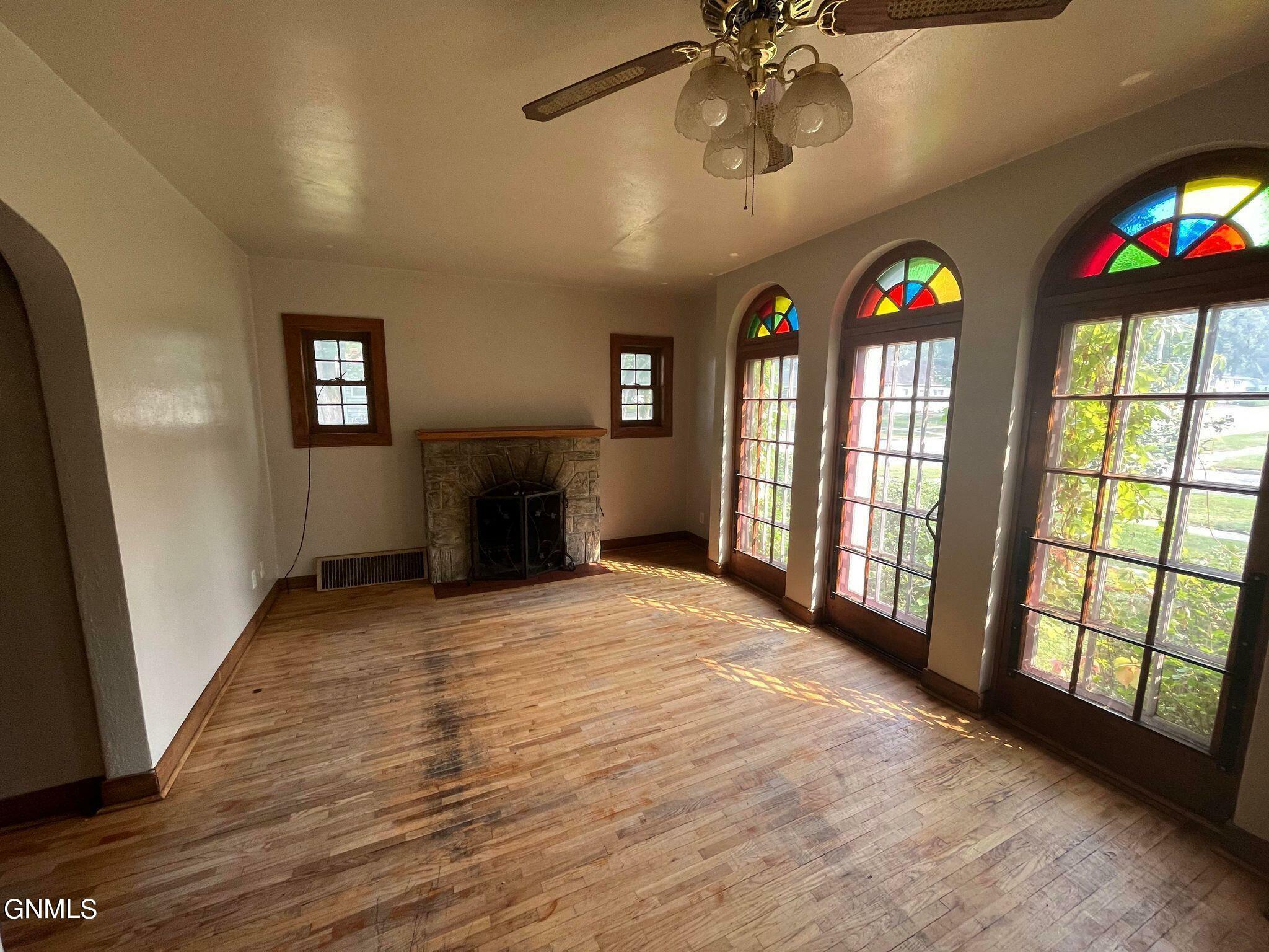 Property Photo: 930 10th Street ND 58501