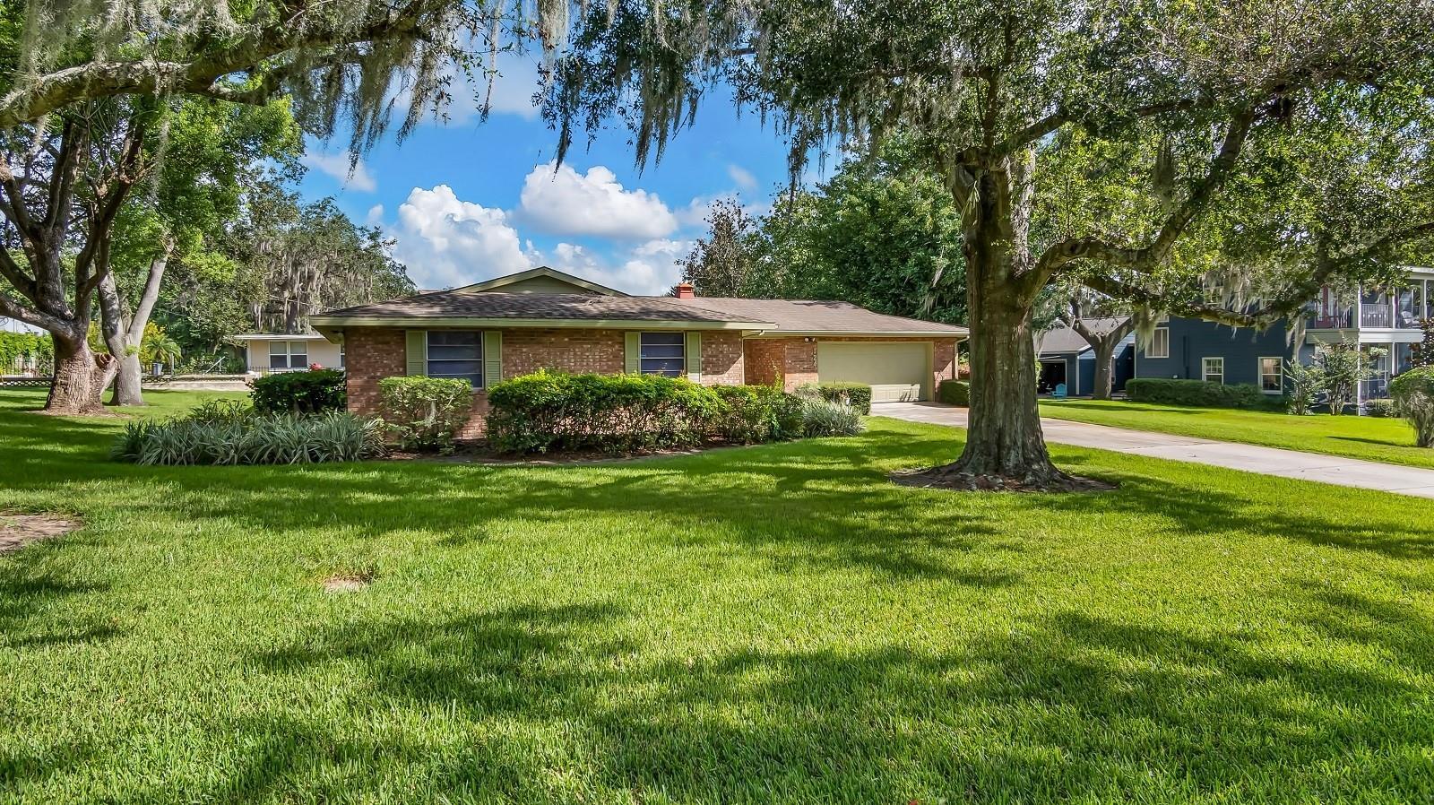 Property Photo: 124 E Palmetto Avenue FL 34737