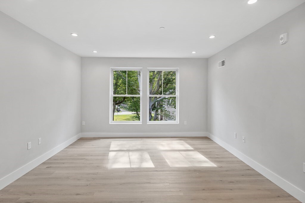 Property Photo: 186 Bedford St 209 MA 02420