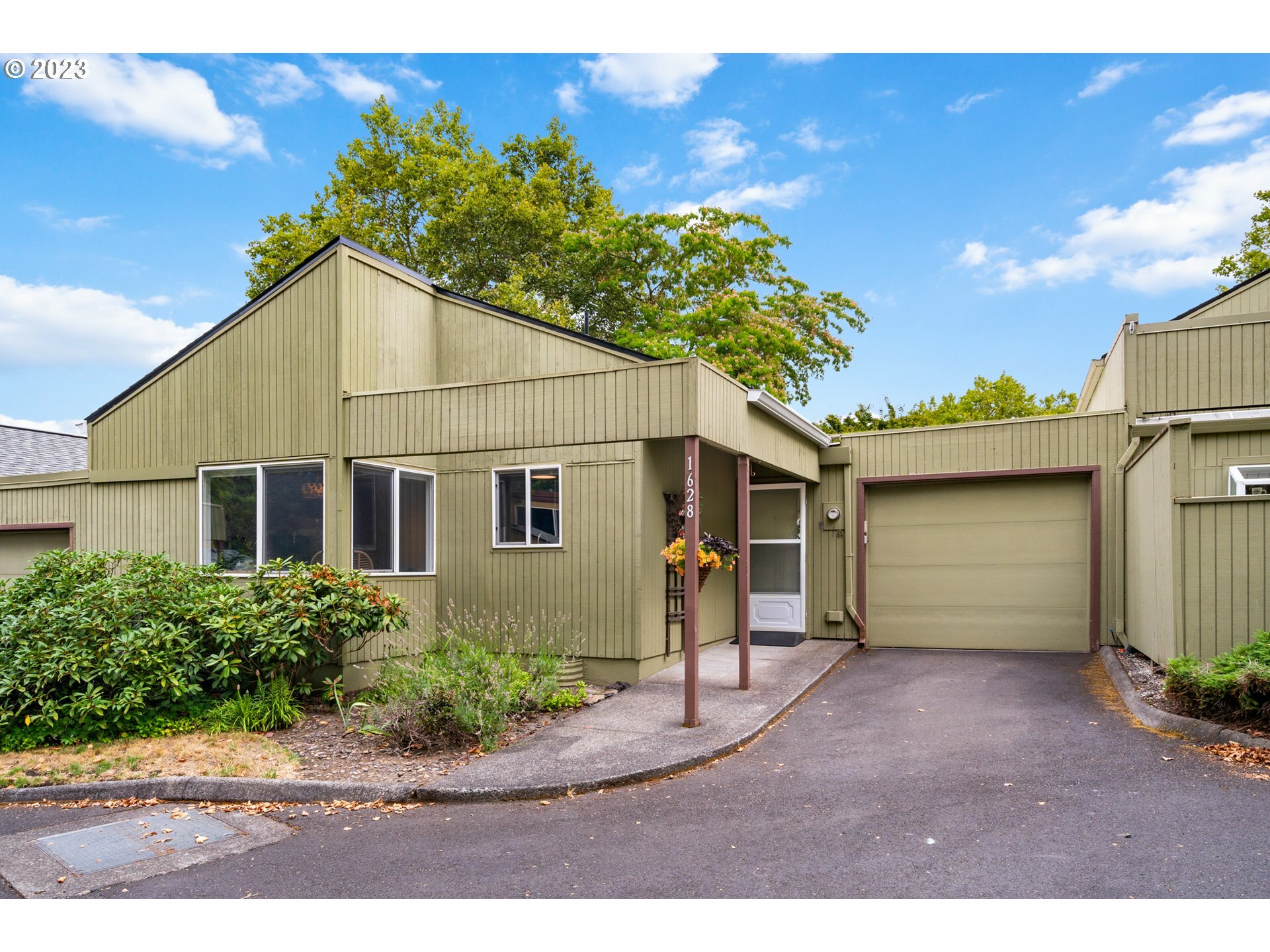 Property Photo: 1628 NW Lakeway Ln OR 97006