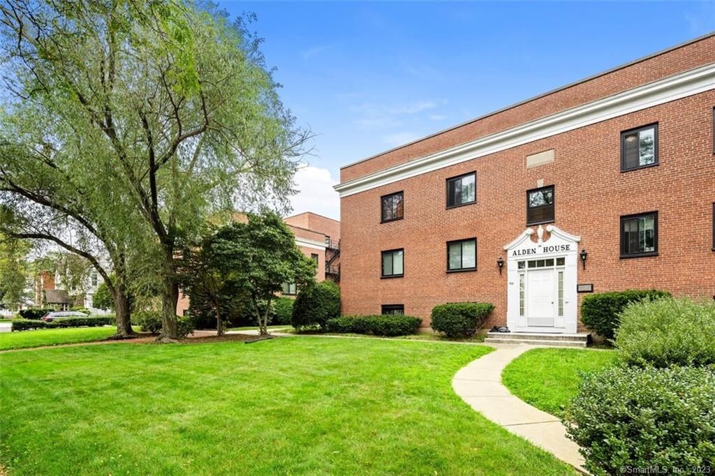 Property Photo:  570 Whitney Avenue L1  CT 06511 