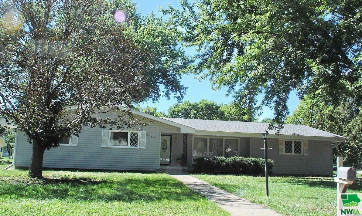 Property Photo:  400 Eton Ct  IA 51104 