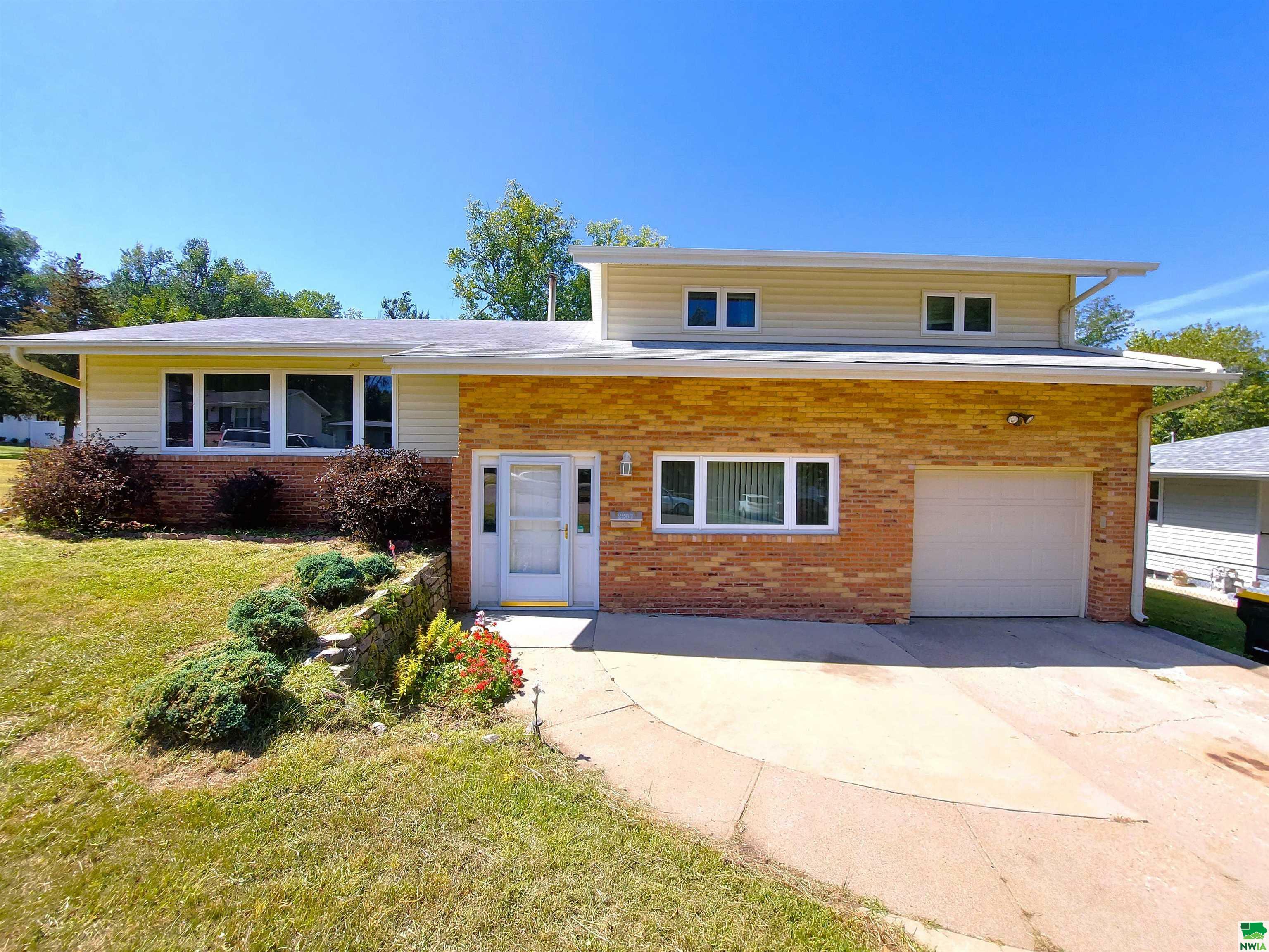 Property Photo:  2203 Helmer St  IA 51103 