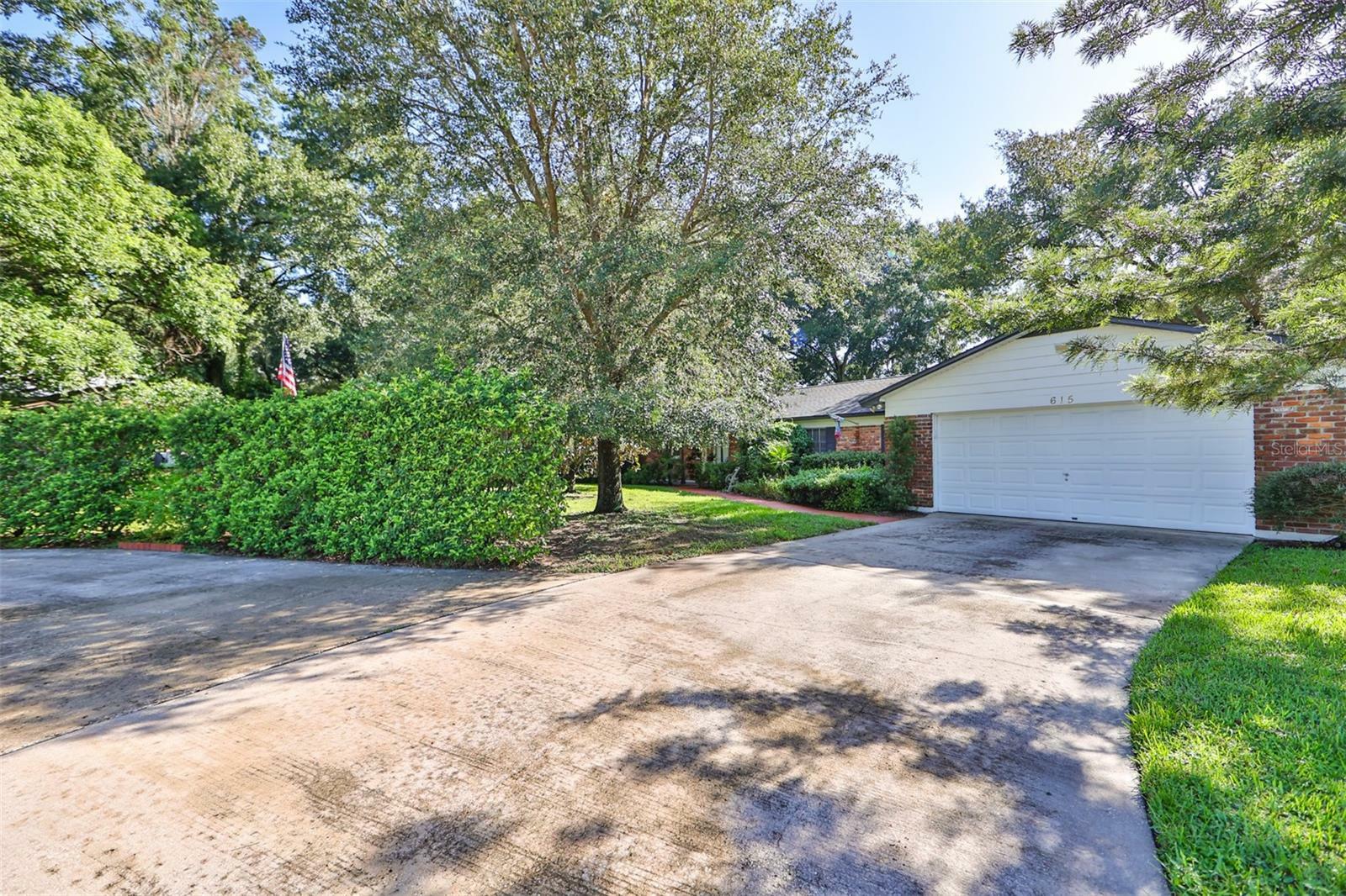 Property Photo: 615 Lithia Pinecrest Road FL 33511