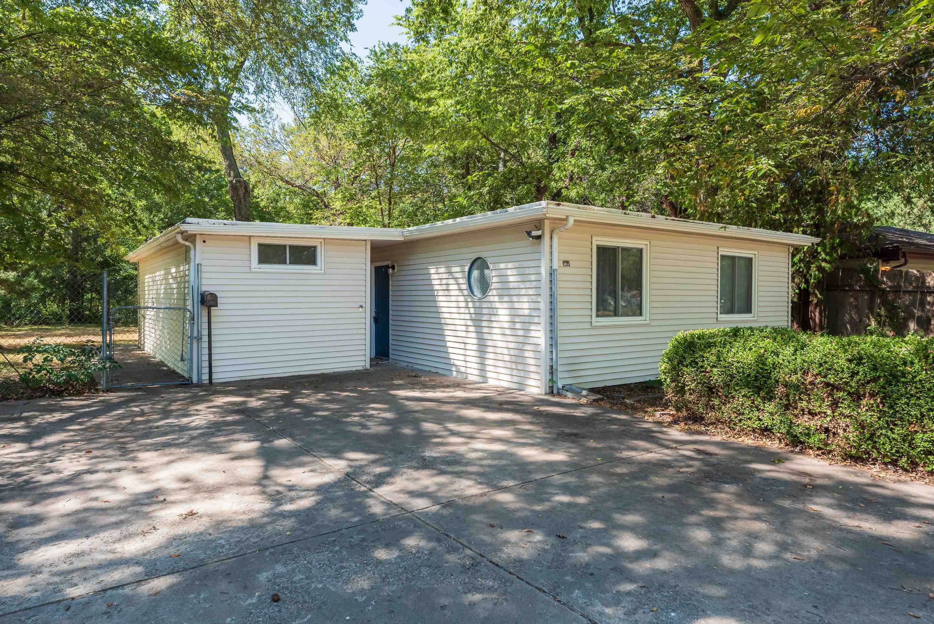 Property Photo:  3117 E Glen Oaks Dr  KS 67216 