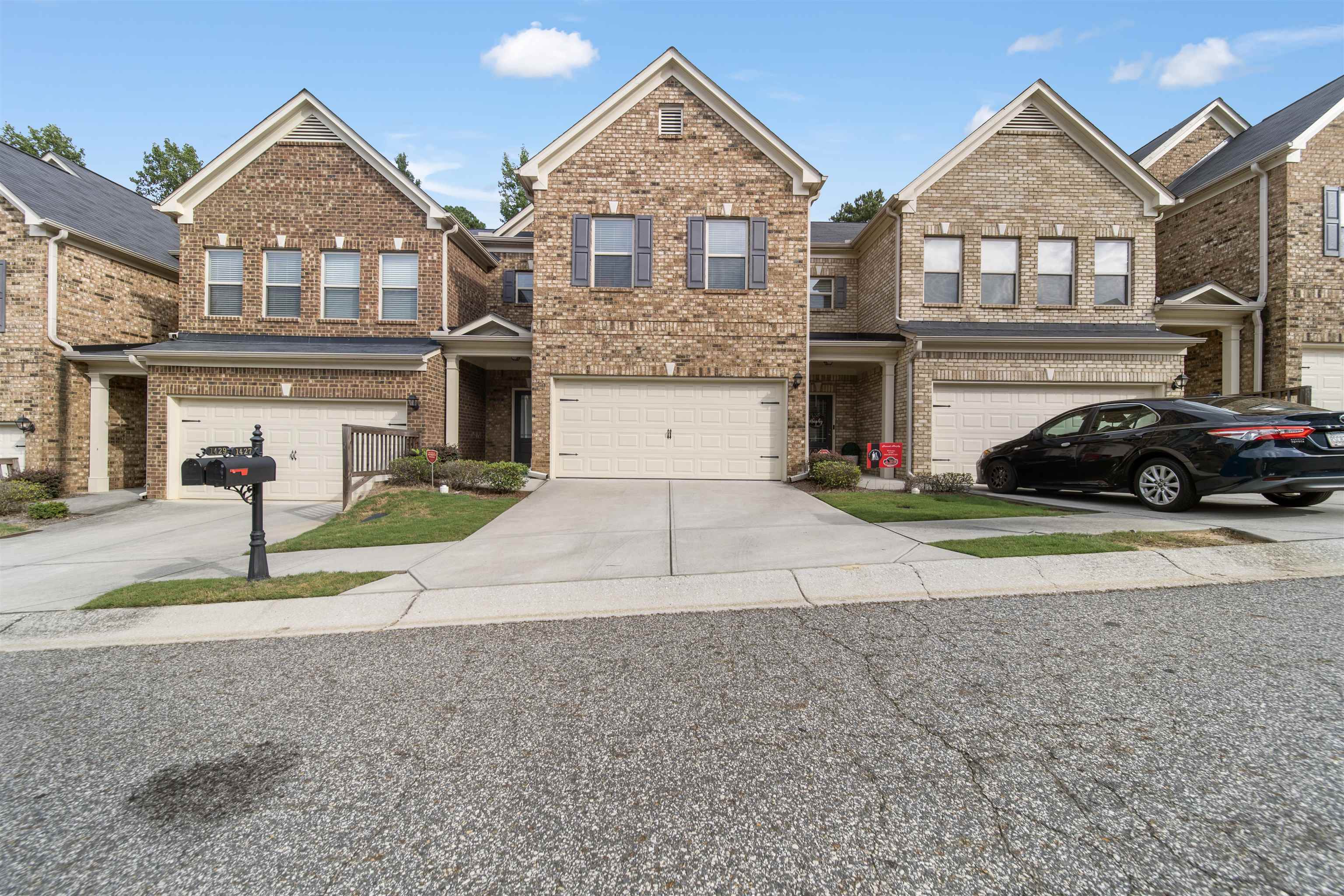 Property Photo: 1427 Haynescrest Court GA 30017