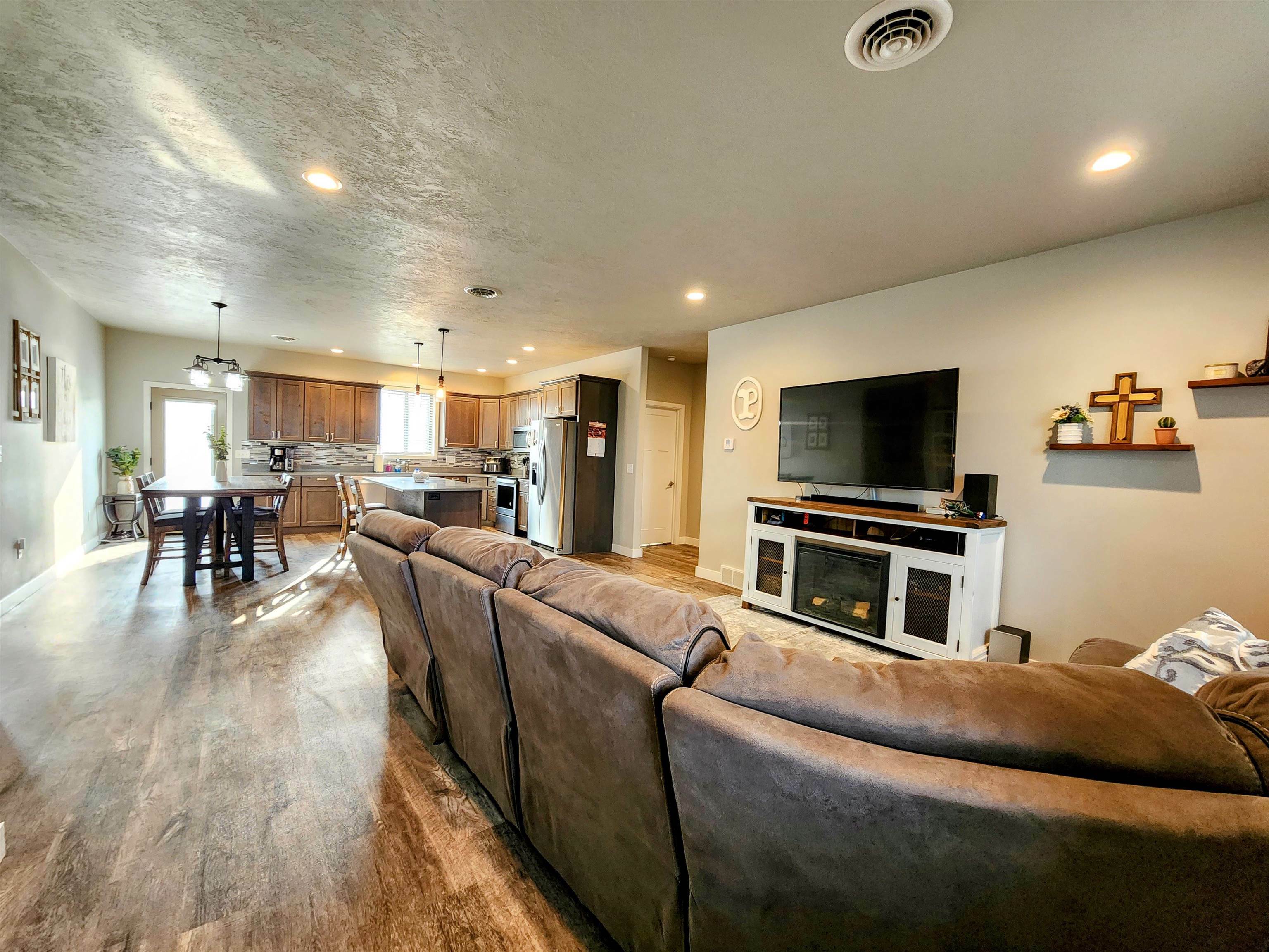 Property Photo: 186 Mulberry Loop NE ND 58703