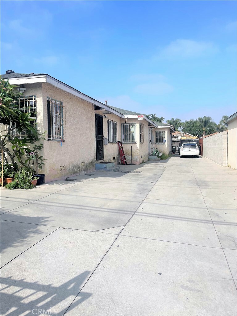 Property Photo:  12241 Peach Street 1  CA 90262 