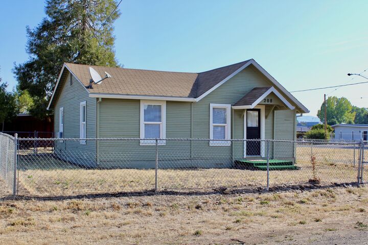 208 Napa Street  Eagle Point OR 97524 photo