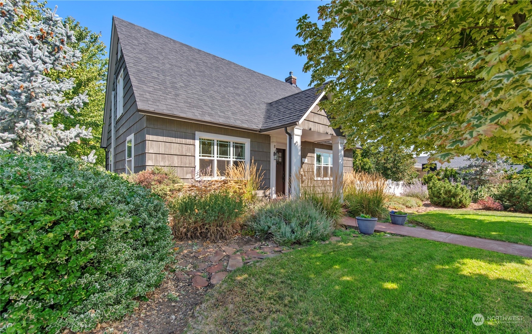 Property Photo:  1040 Castlerock Avenue  WA 98801 