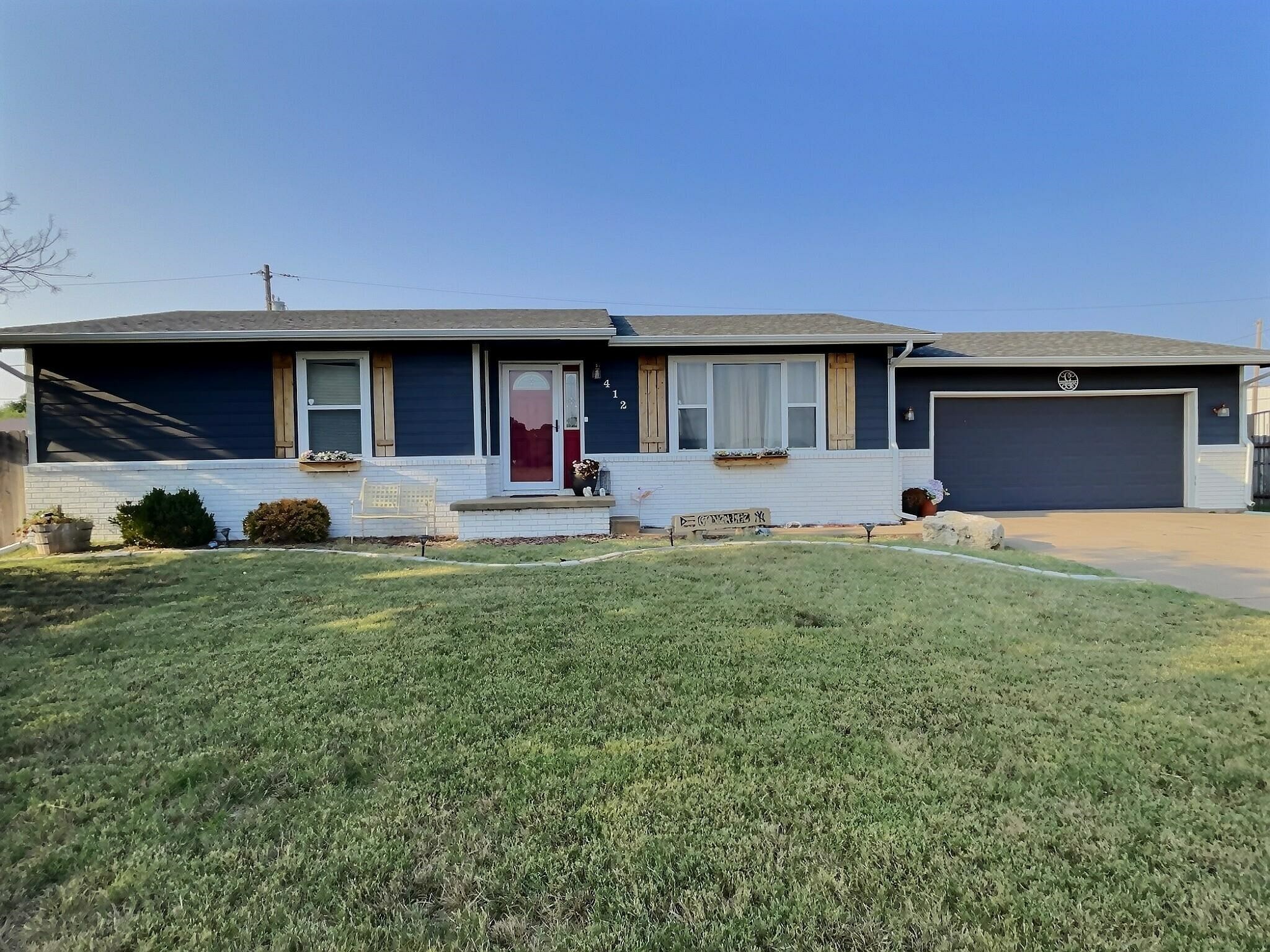 Property Photo:  412 E Hickory Ln  KS 67101 