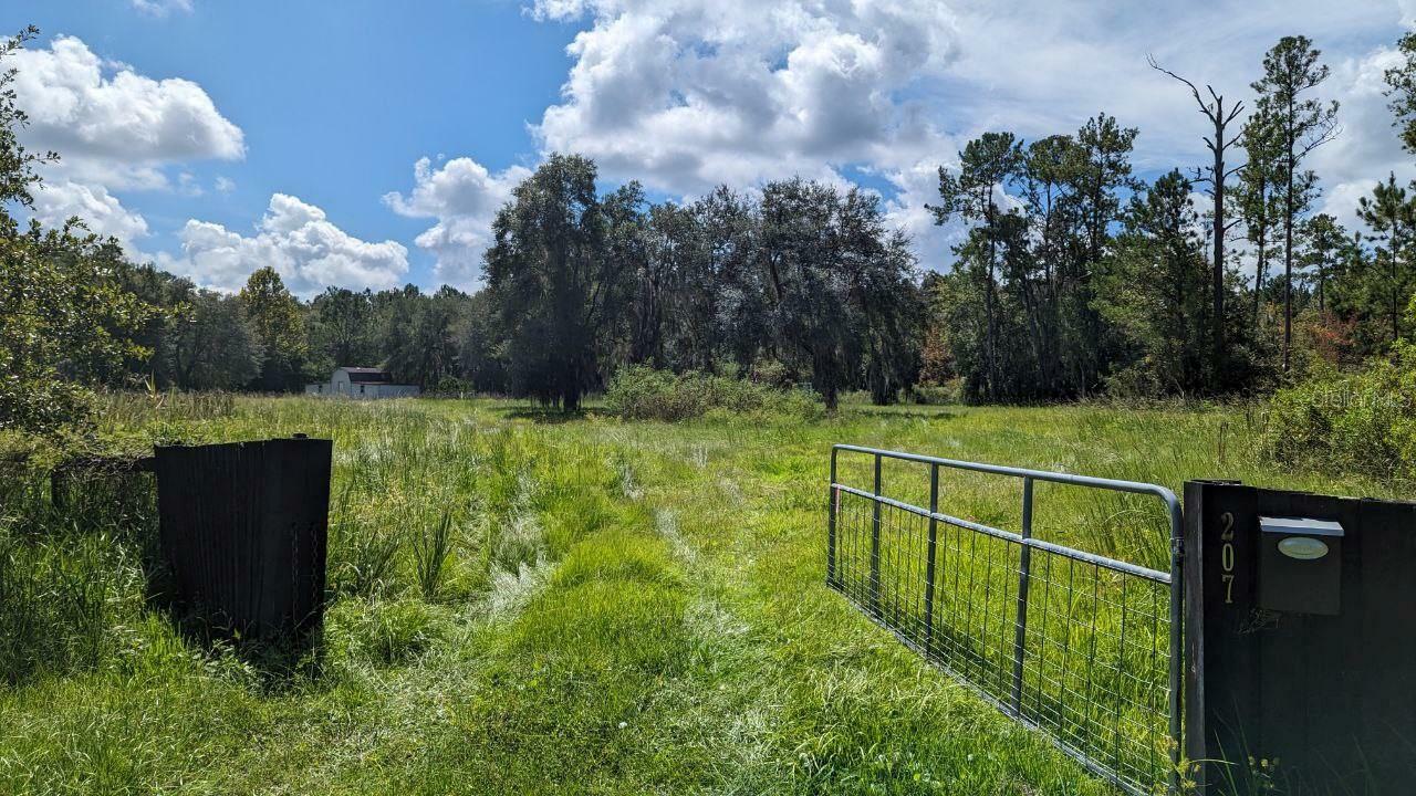 Property Photo: 205/207 NW US Hwy 441 FL 32667