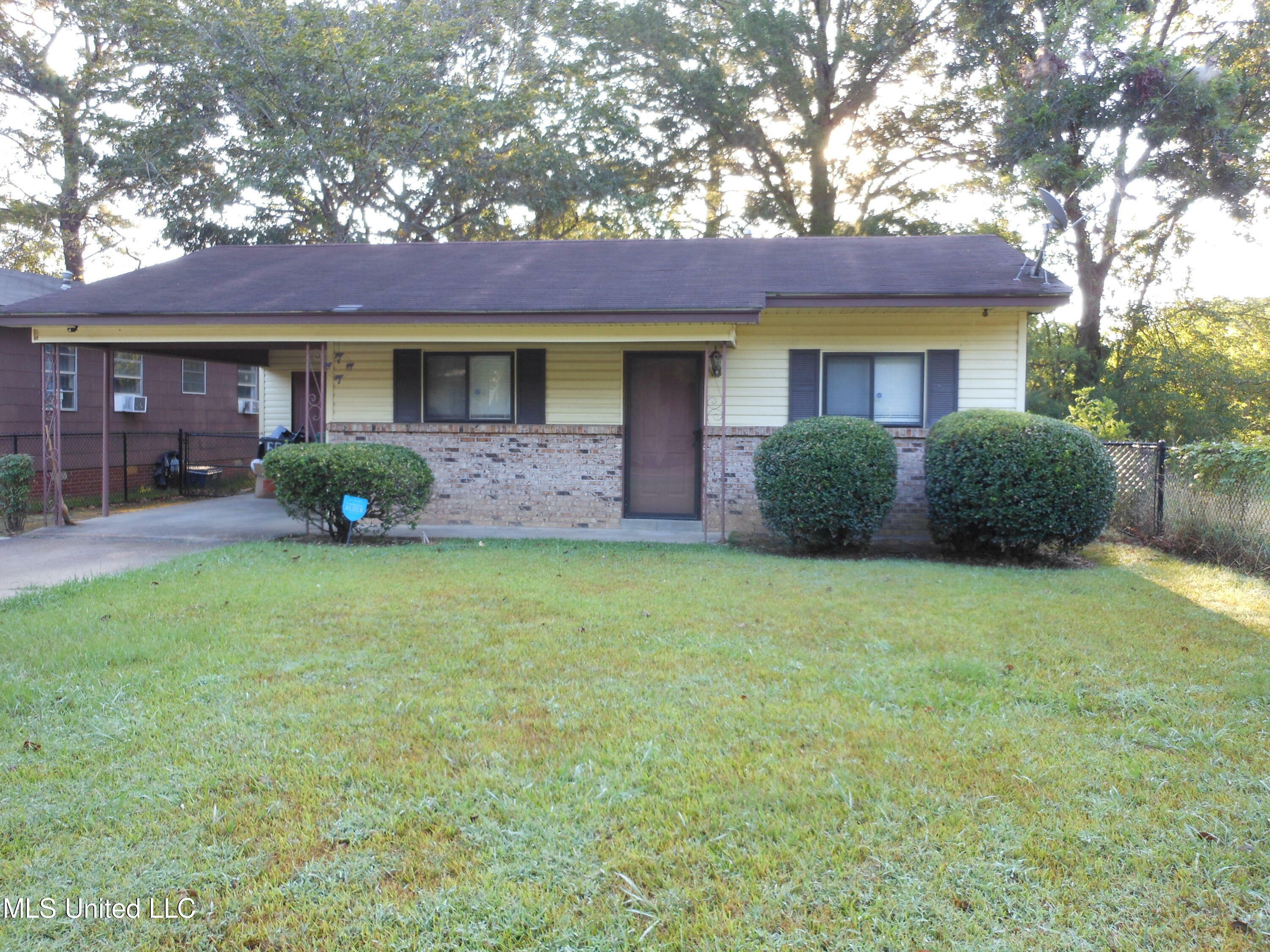 Property Photo: 558 Isabella Street MS 39046