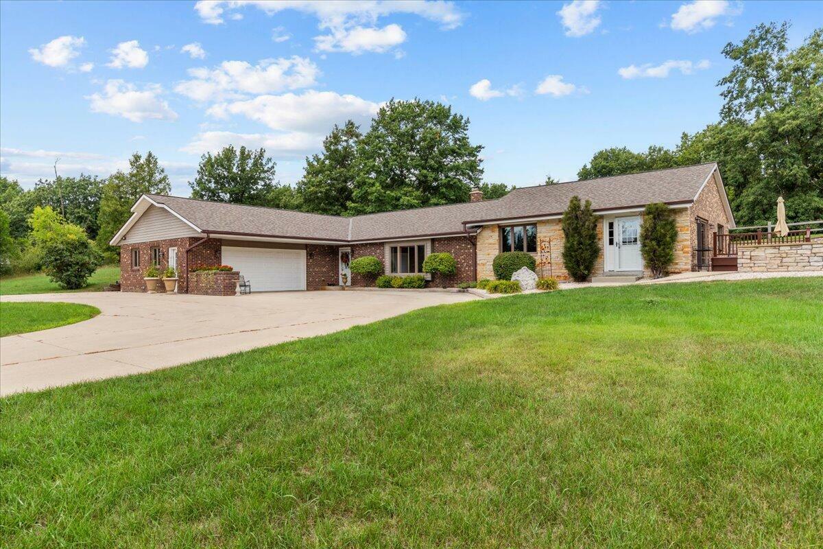 Property Photo: 7130 Barber Cir WI 53090