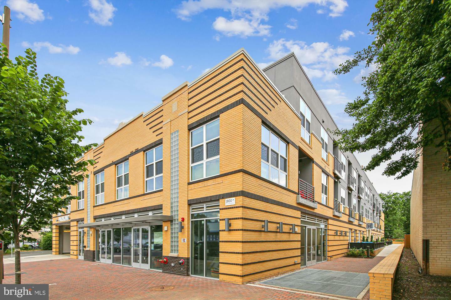 Property Photo: 1800 Mount Vernon Avenue 301 VA 22301