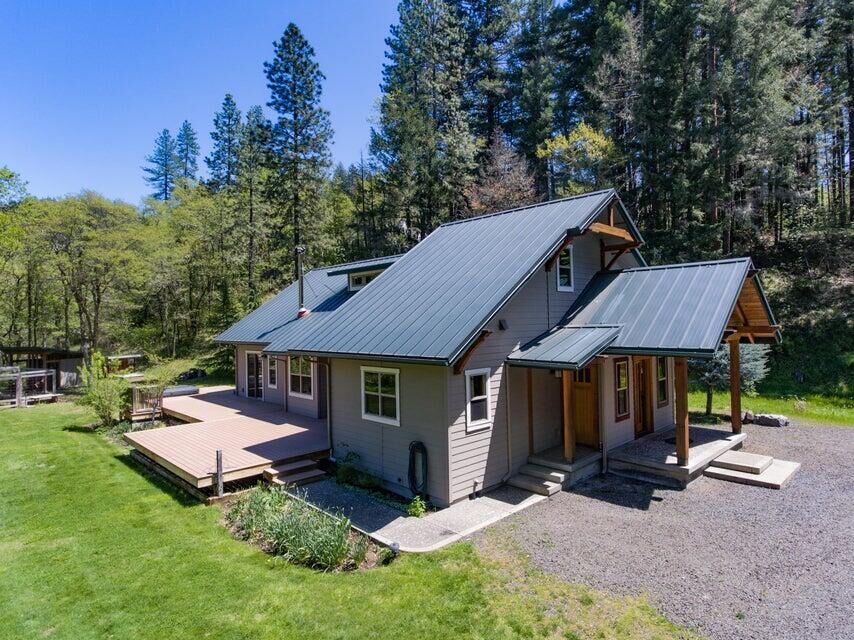 Property Photo: 27709 Highway 62 OR 97541