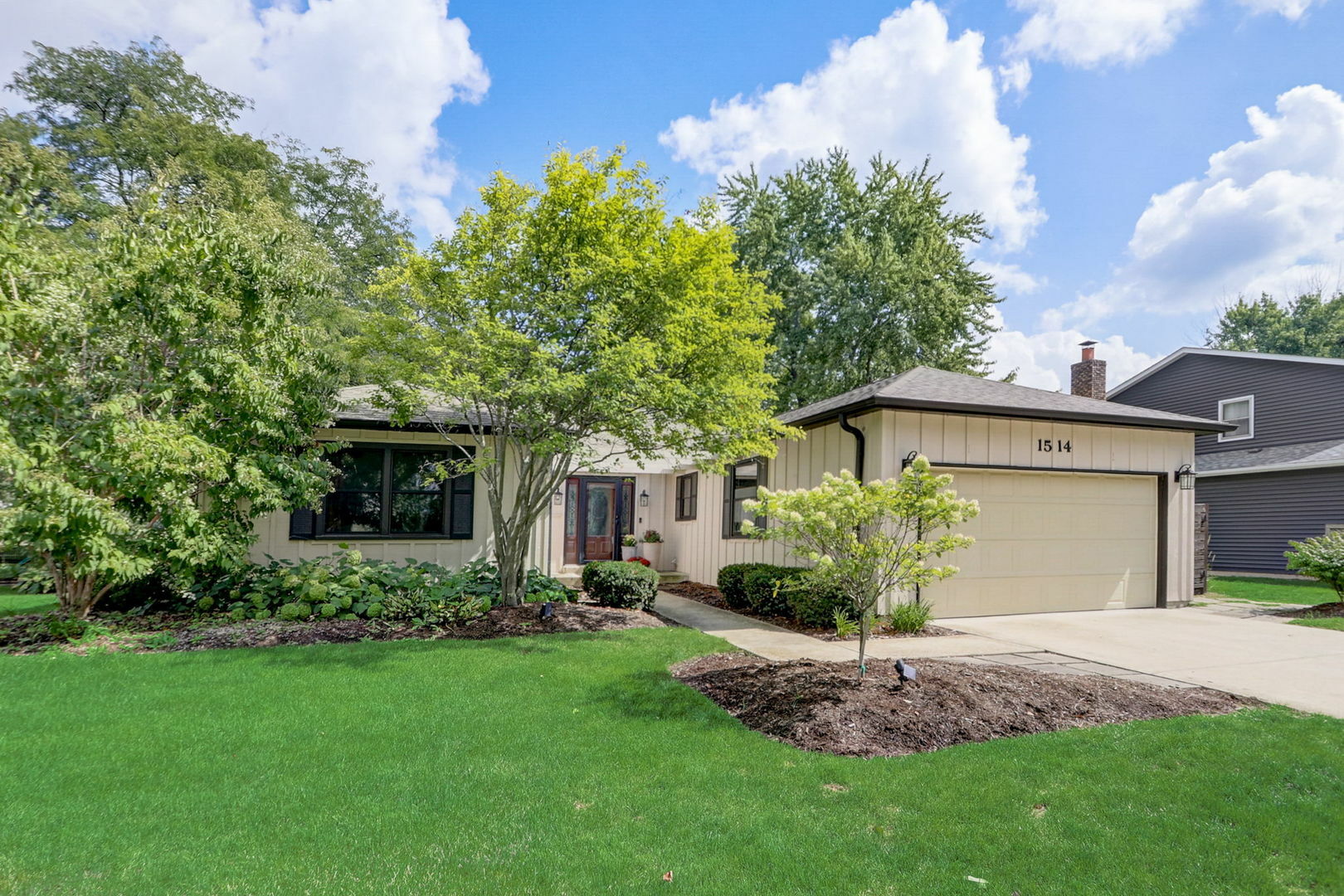 Property Photo:  1514 Applegate Drive  IL 60565 