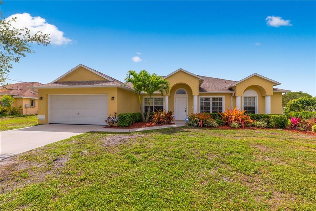 Property Photo:  116 SW Hawthorne Circle  FL 34953 