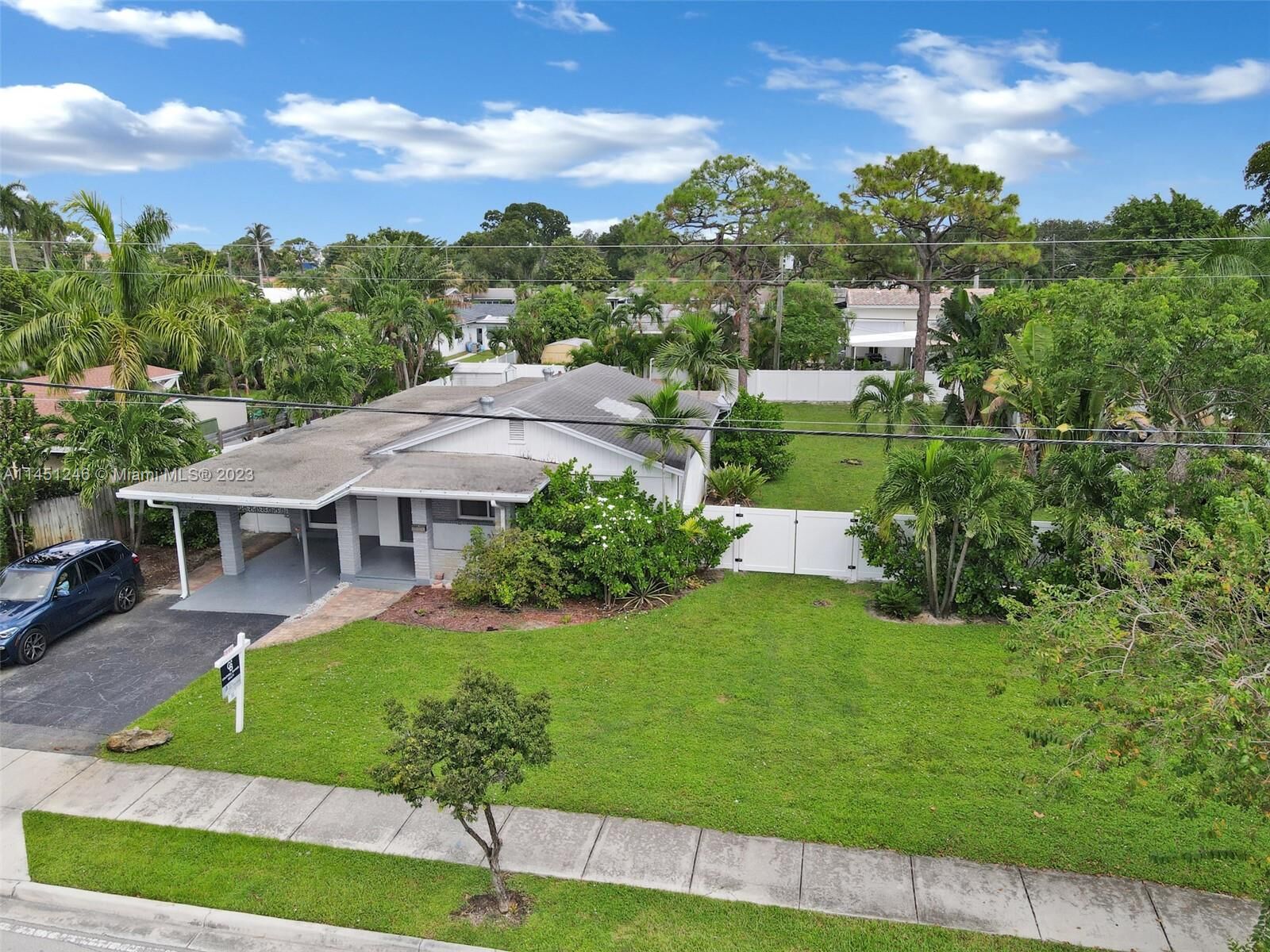 Property Photo: 1435 NE 38th St FL 33334