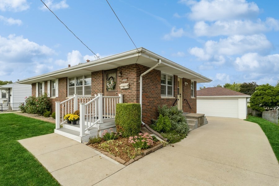 Property Photo: 2554 Mansfield Drive IA 50317