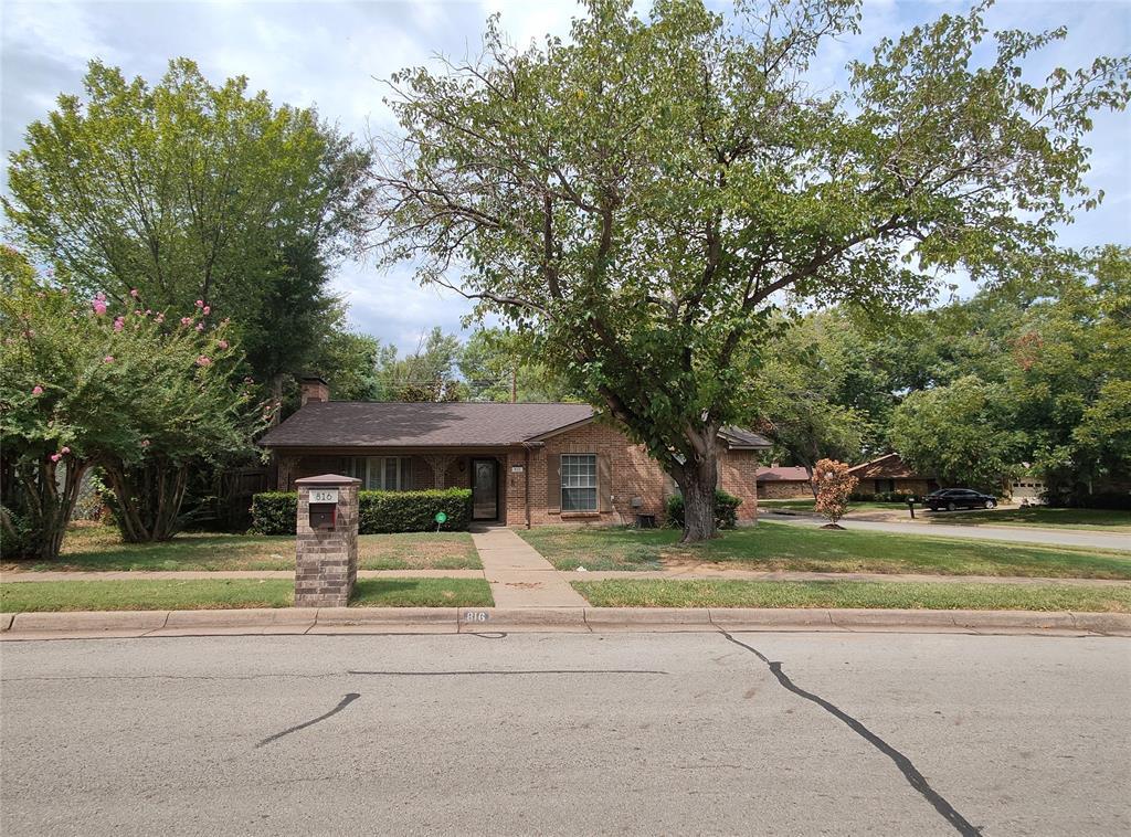Property Photo: 816 Tanglewood Lane TX 76012