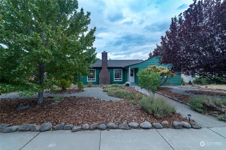 Property Photo: 804 E 1st Avenue WA 98926