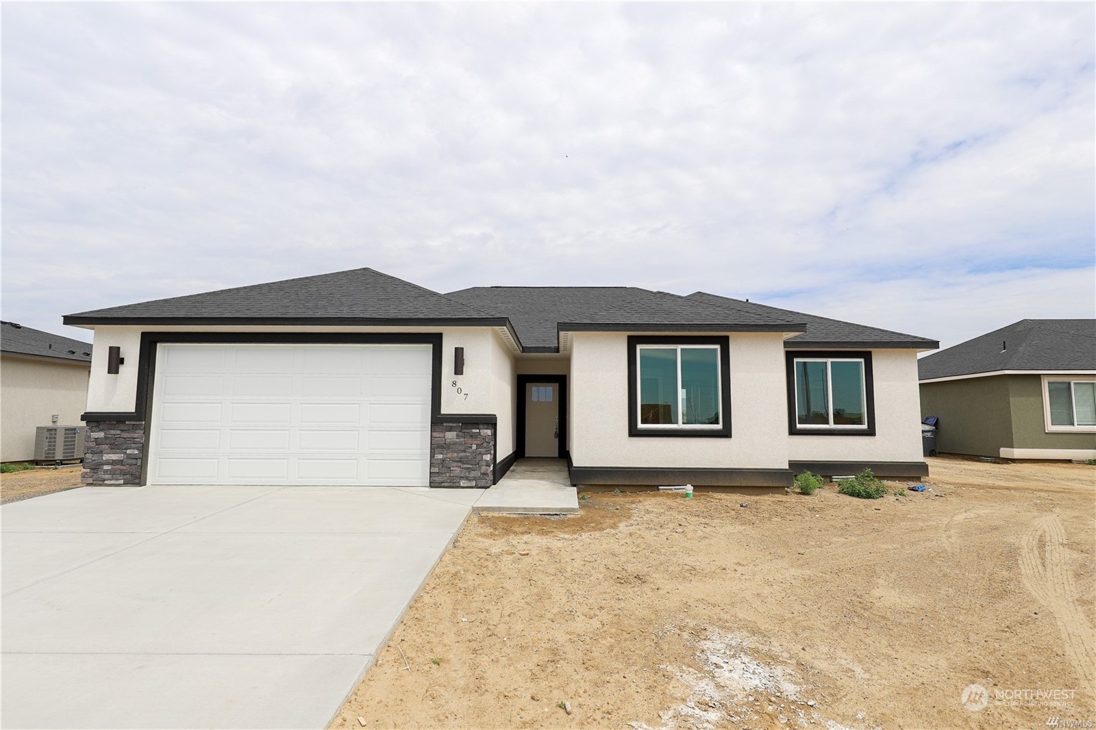 Property Photo: 1322 E Cascade Street WA 99344
