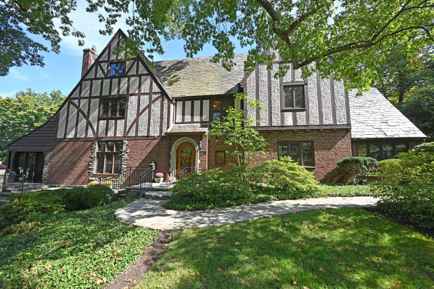 Property Photo: 3570 Bayard Dr OH 45208
