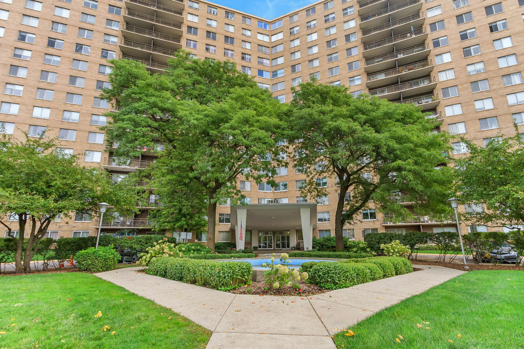 Property Photo: 7033 N Kedzie Avenue 1207 IL 60645